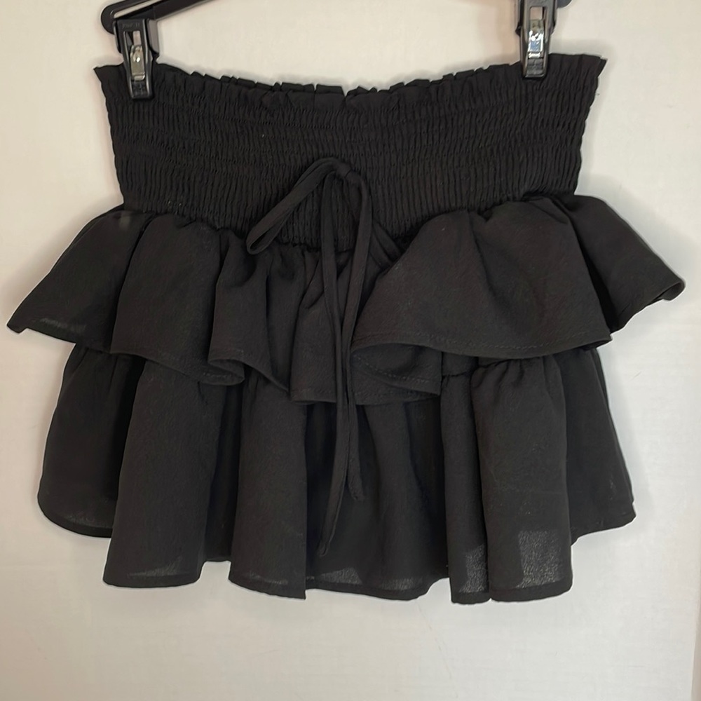 Shein black ruffle skirt with under shorts women’s size M (6)